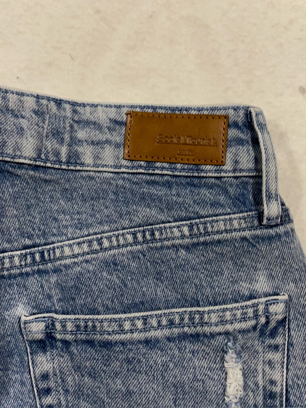 Social Tourist 3R Light Wash Distressed Classic Jeans NWT - Picture 4 of 6